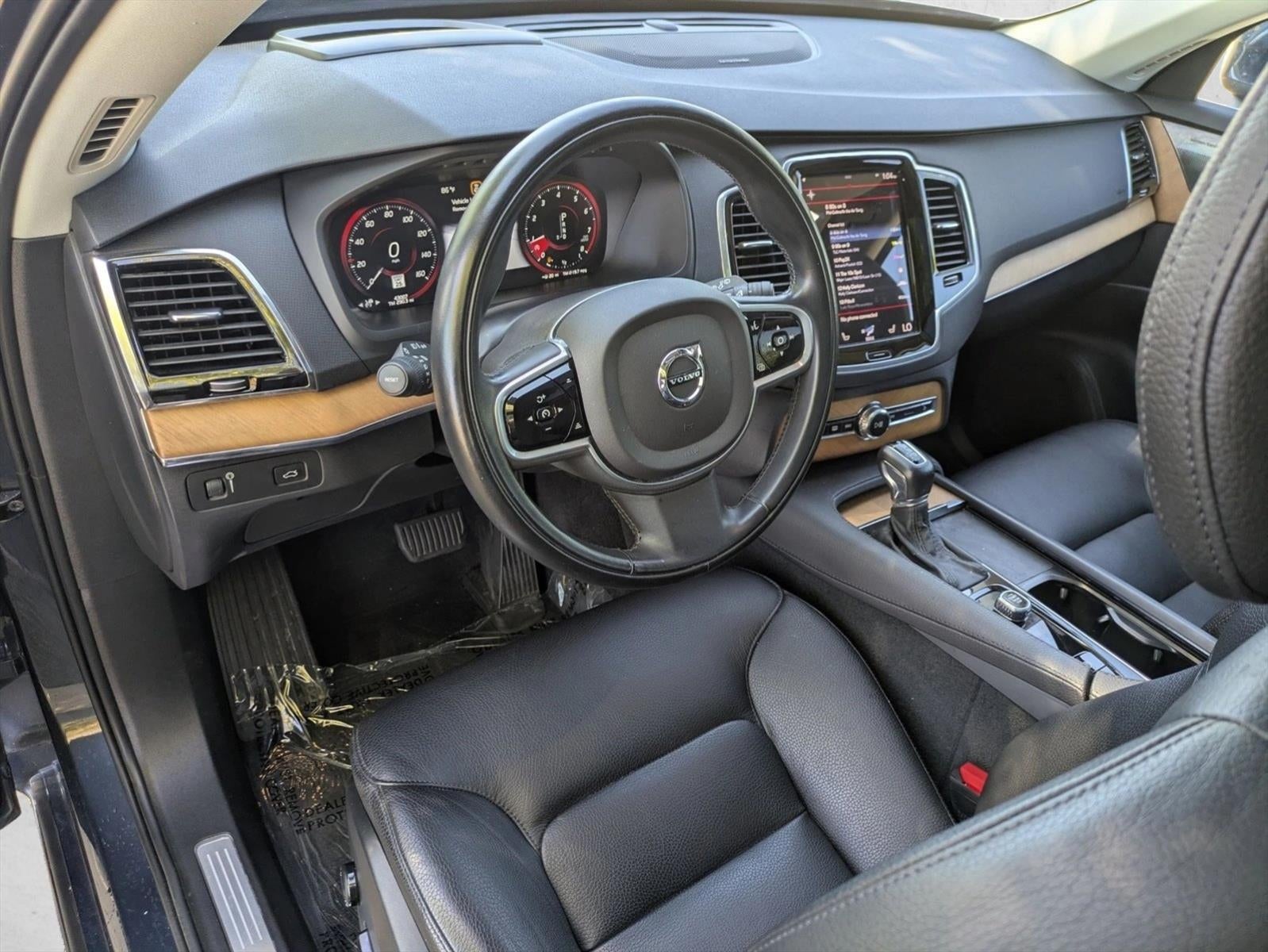 2022 Volvo XC90 T6 AWD Momentum 7P