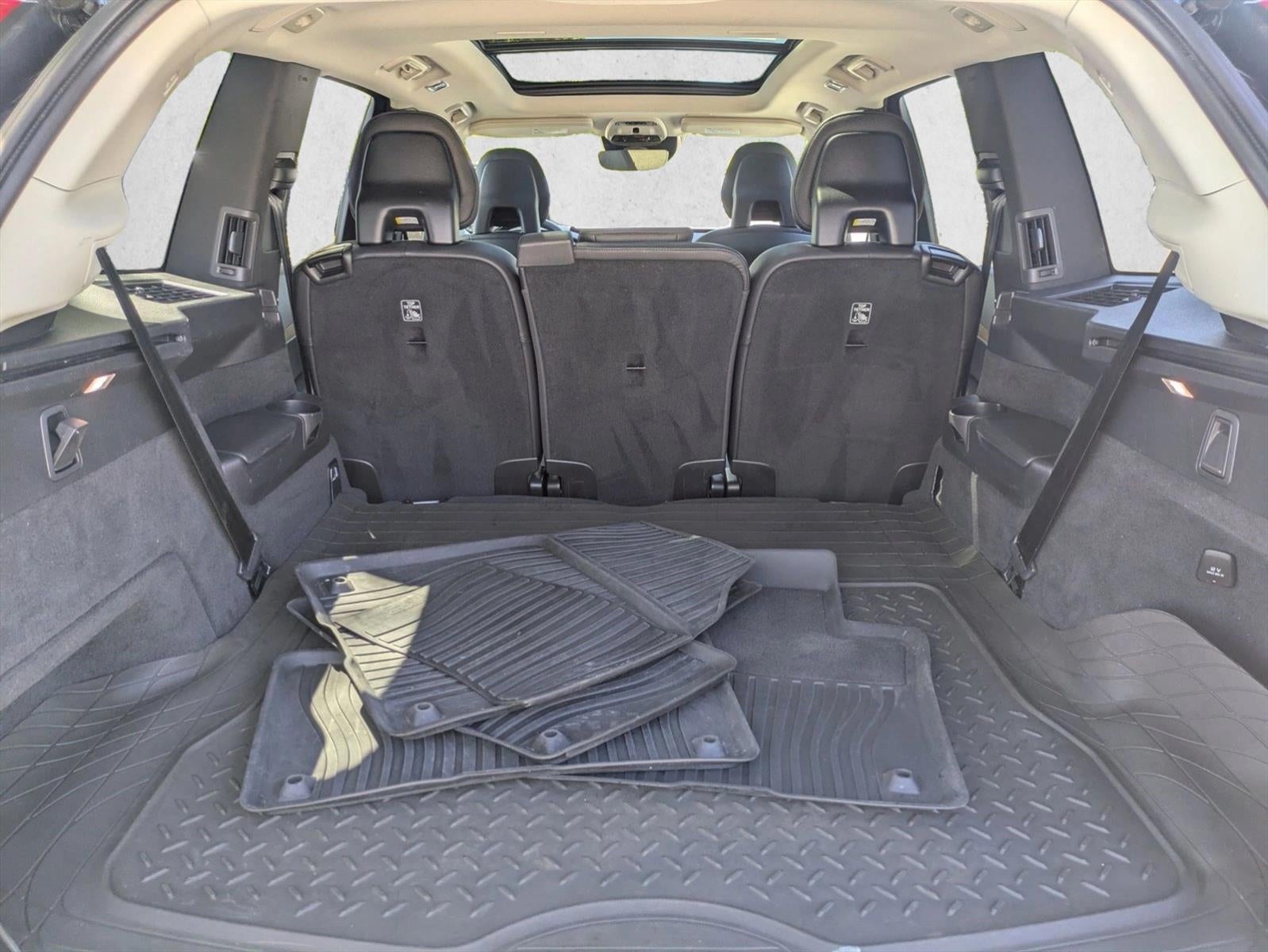 2022 Volvo XC90 T6 AWD Momentum 7P