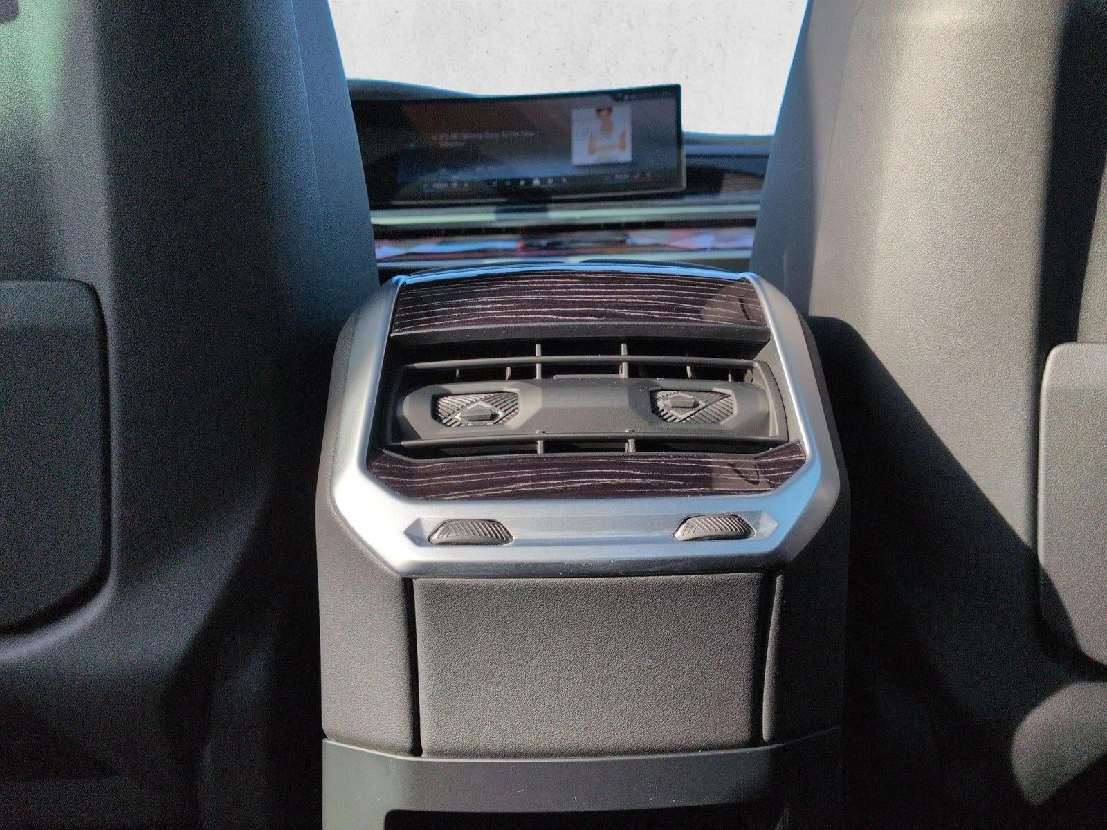 2025 BMW 740i xDrive Sedan