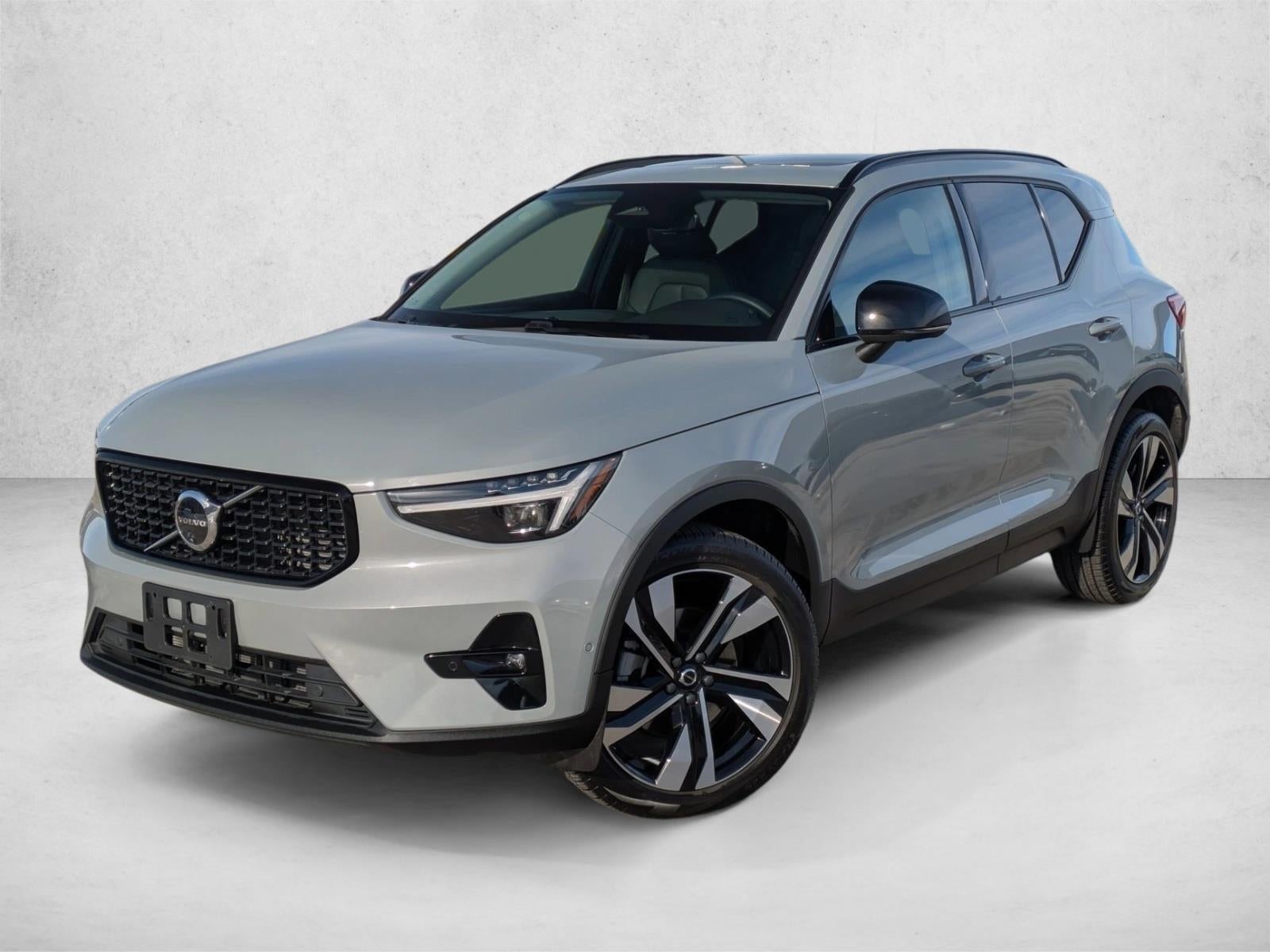 2025 Volvo XC40 B5 AWD Plus Dark Theme