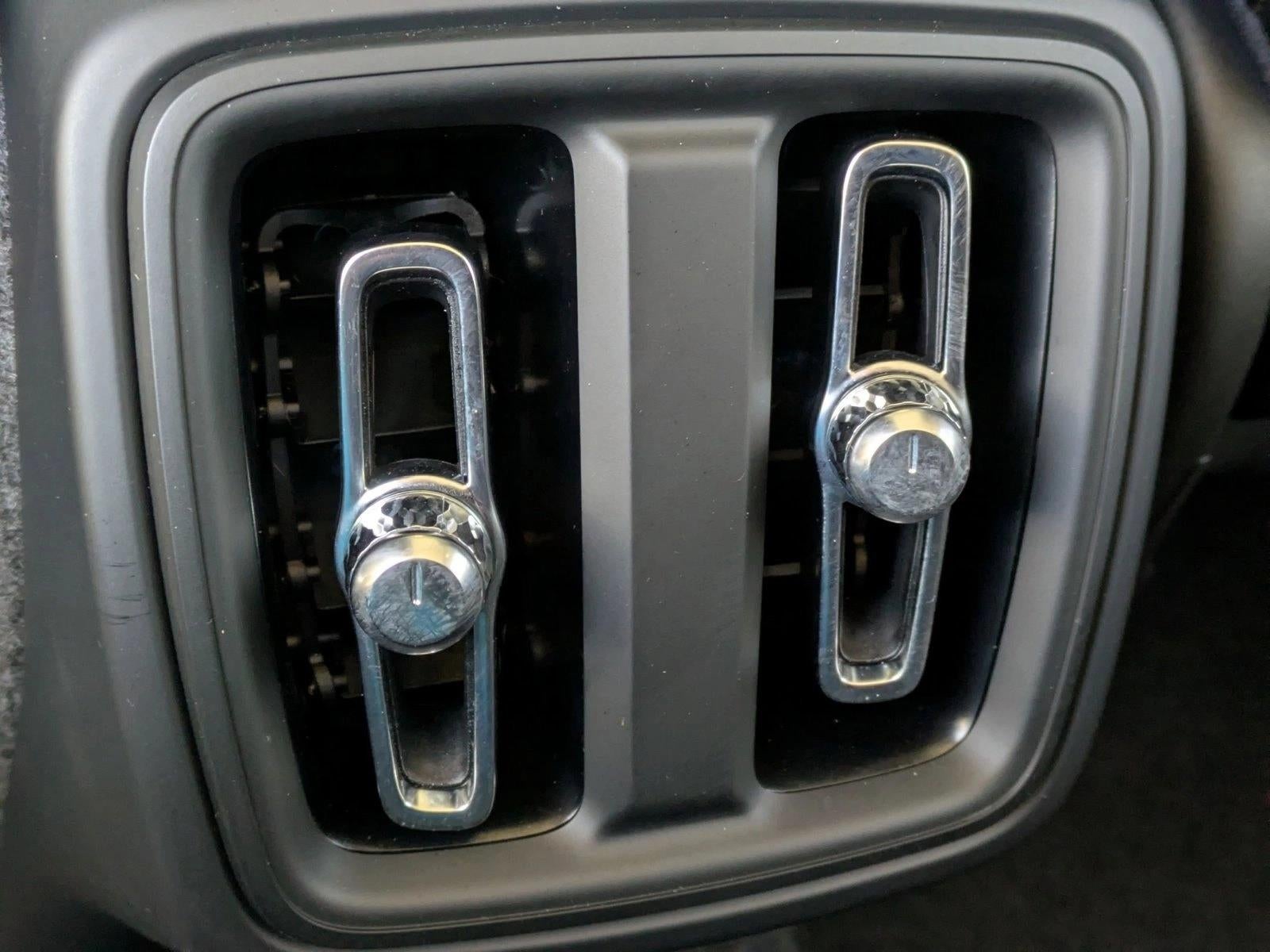 2025 Volvo XC40 B5 AWD Plus Dark Theme