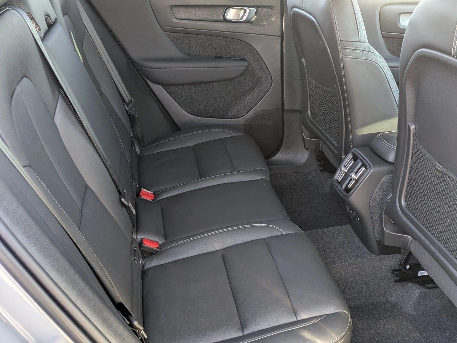 2025 Volvo XC40 B5 AWD Plus Dark Theme