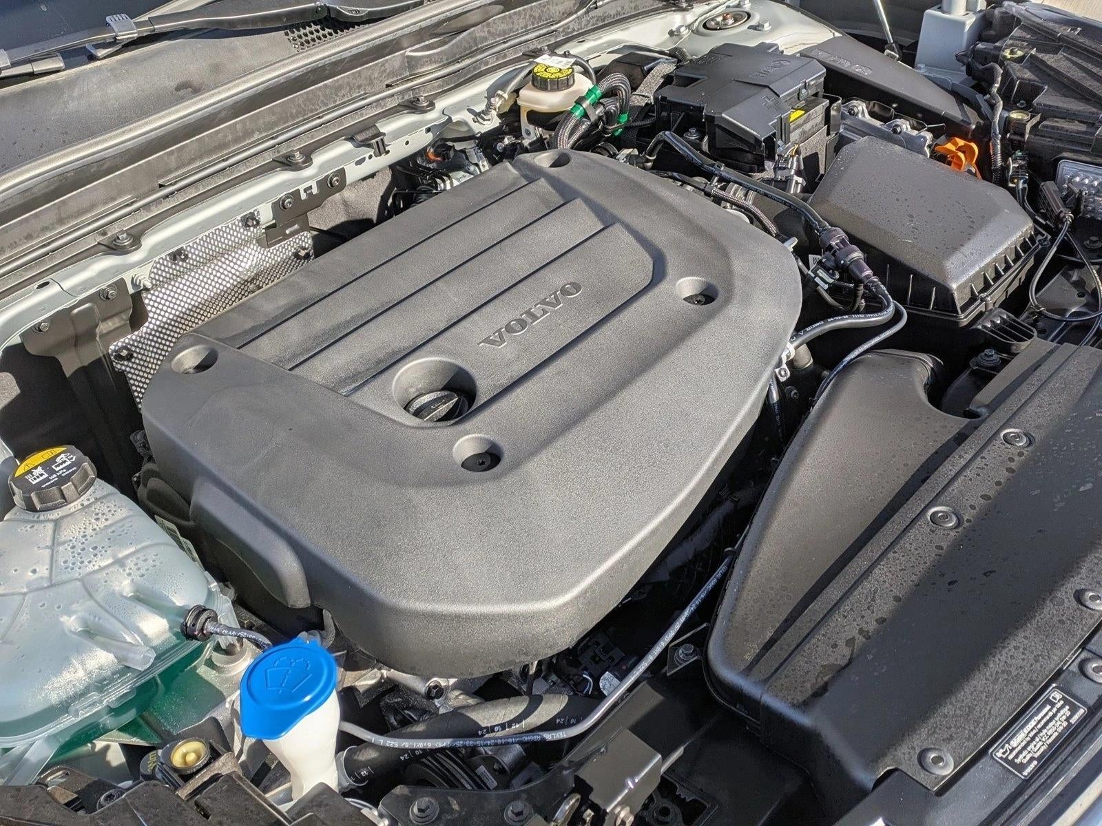 2025 Volvo XC40 B5 AWD Plus Dark Theme