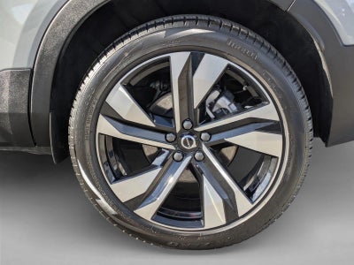 2025 Volvo XC40 B5 AWD Plus Dark Theme