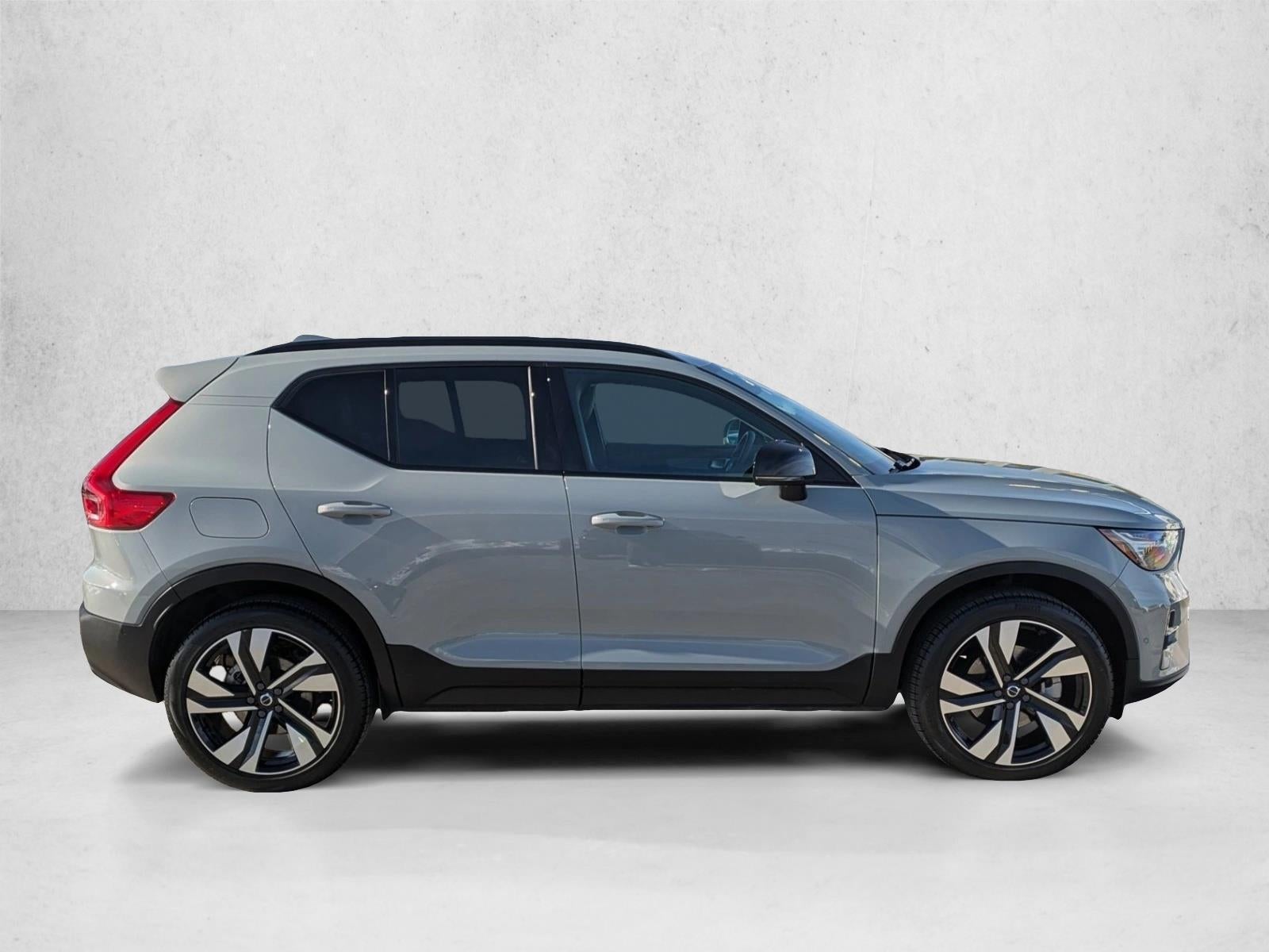 2025 Volvo XC40 B5 AWD Plus Dark Theme