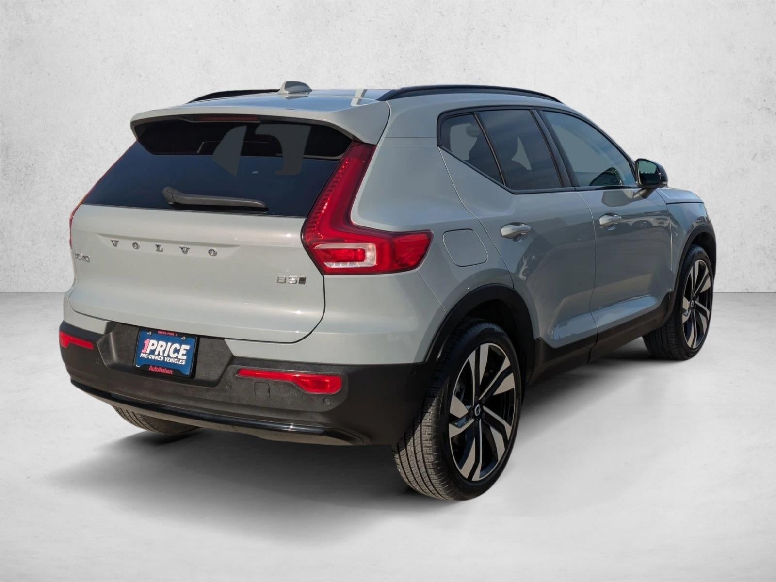 2025 Volvo XC40 B5 AWD Plus Dark Theme