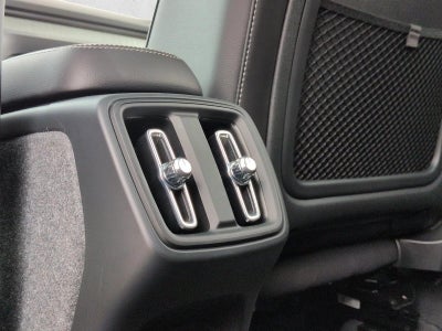 2024 Volvo XC40 B5 AWD Plus Dark Theme
