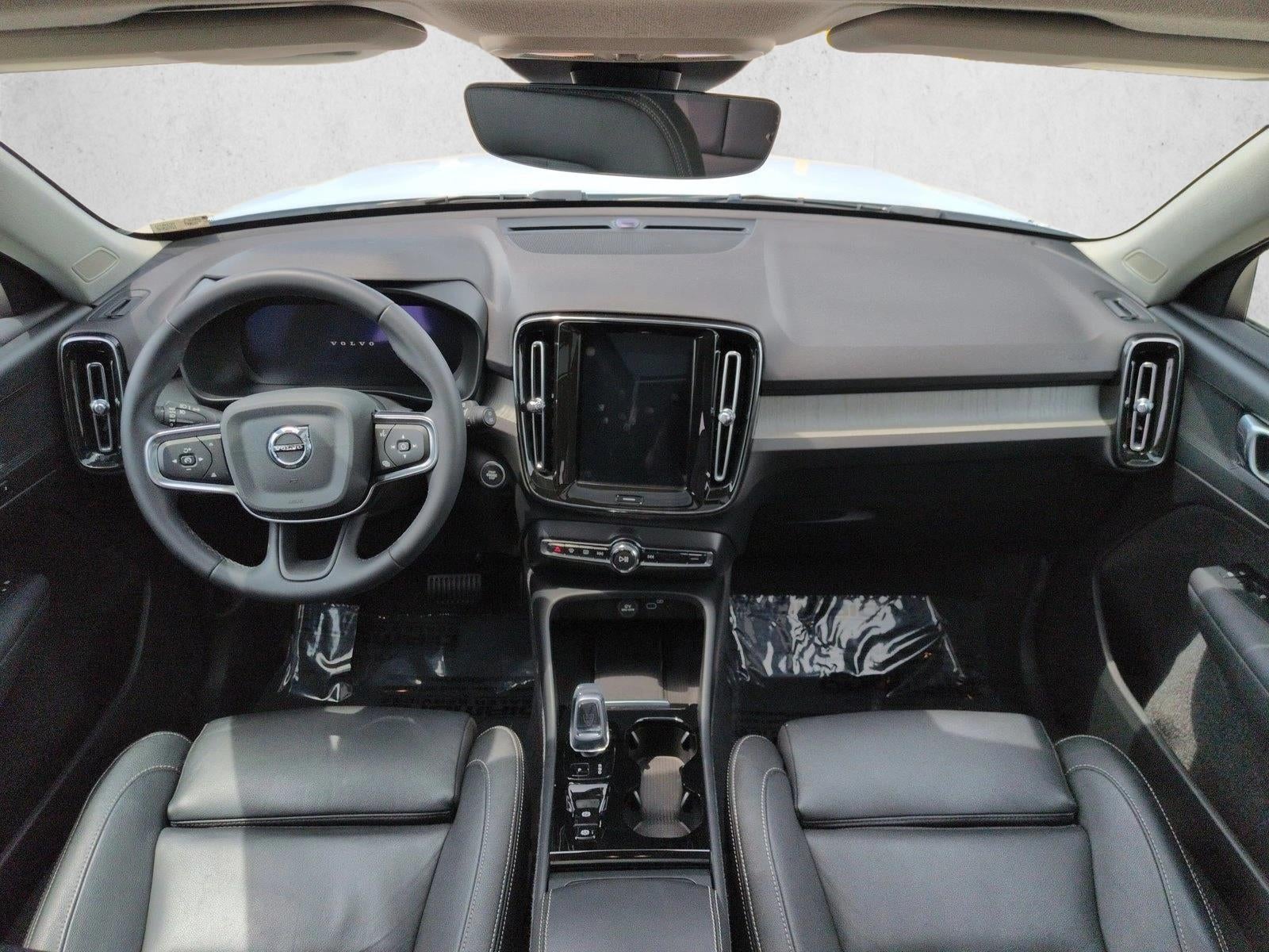 2024 Volvo XC40 B5 AWD Plus Dark Theme