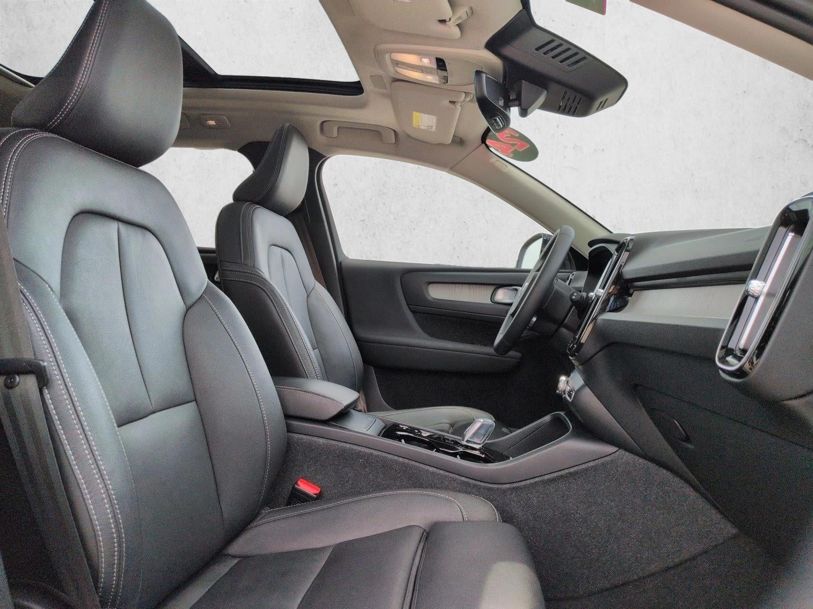 2024 Volvo XC40 B5 AWD Plus Dark Theme
