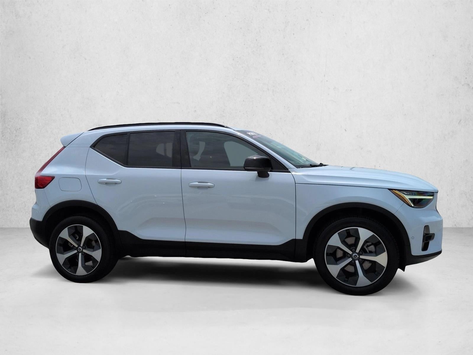 2024 Volvo XC40 B5 AWD Plus Dark Theme