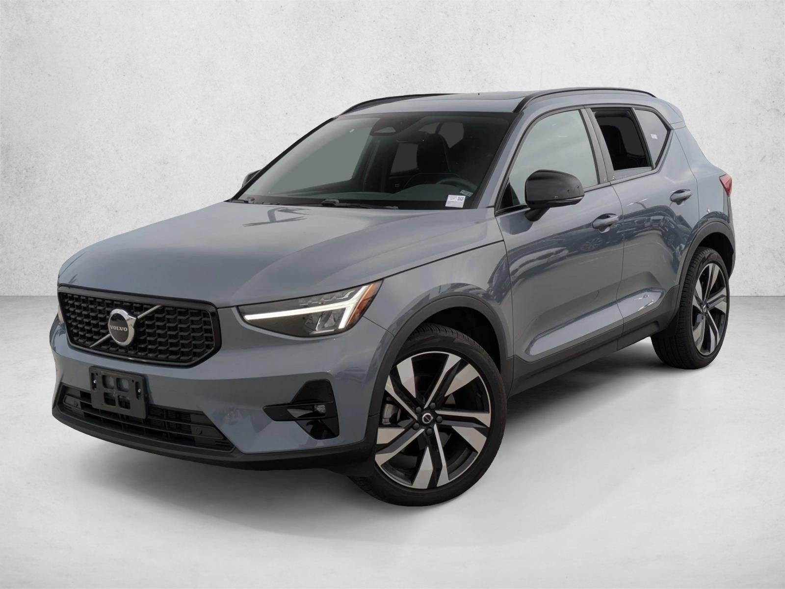 2023 Volvo XC40 B5 AWD Plus Dark Theme