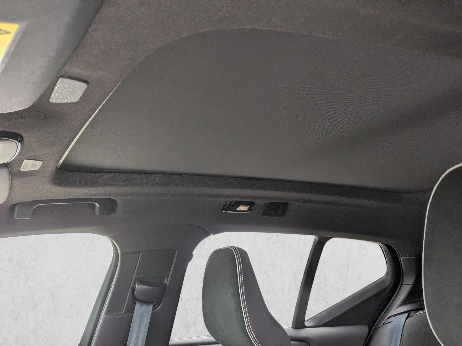 2023 Volvo XC40 B5 AWD Plus Dark Theme