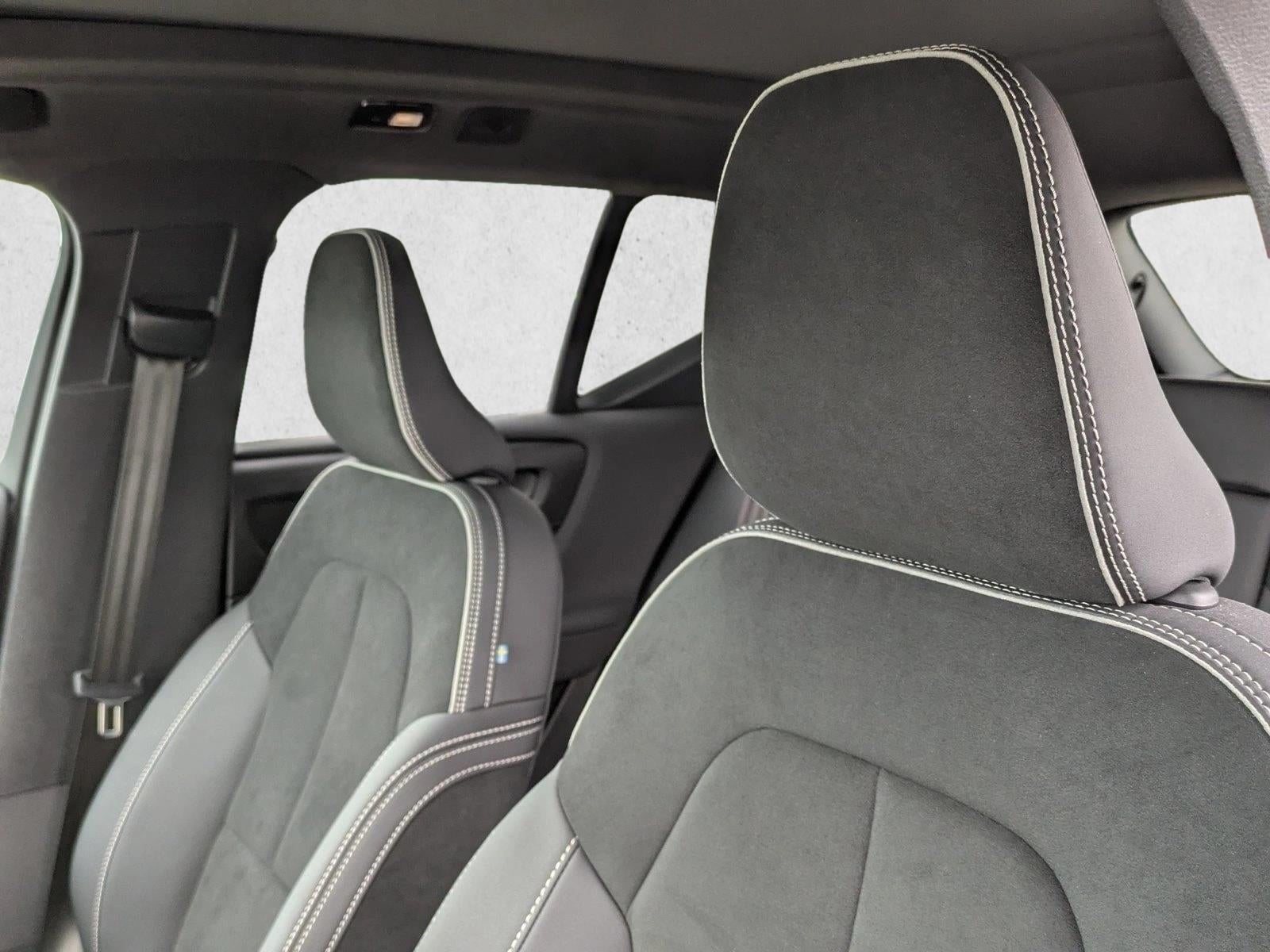 2023 Volvo XC40 B5 AWD Plus Dark Theme