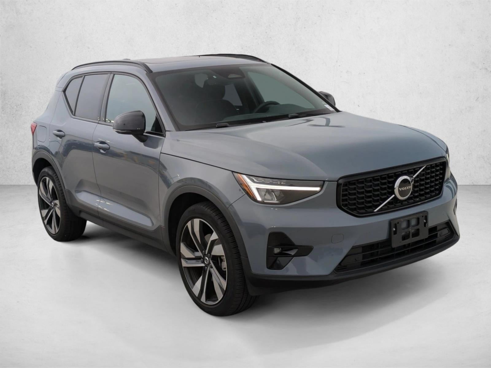 2023 Volvo XC40 B5 AWD Plus Dark Theme