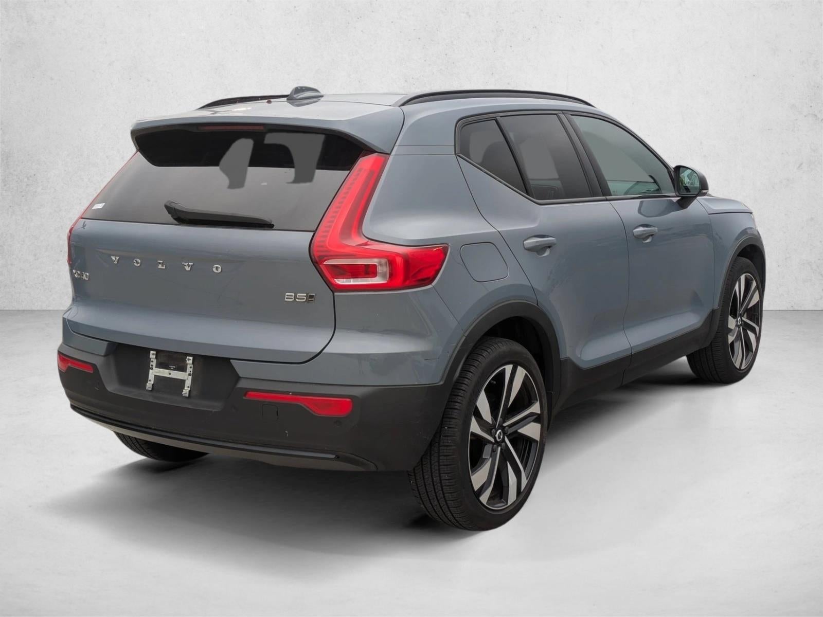 2023 Volvo XC40 B5 AWD Plus Dark Theme