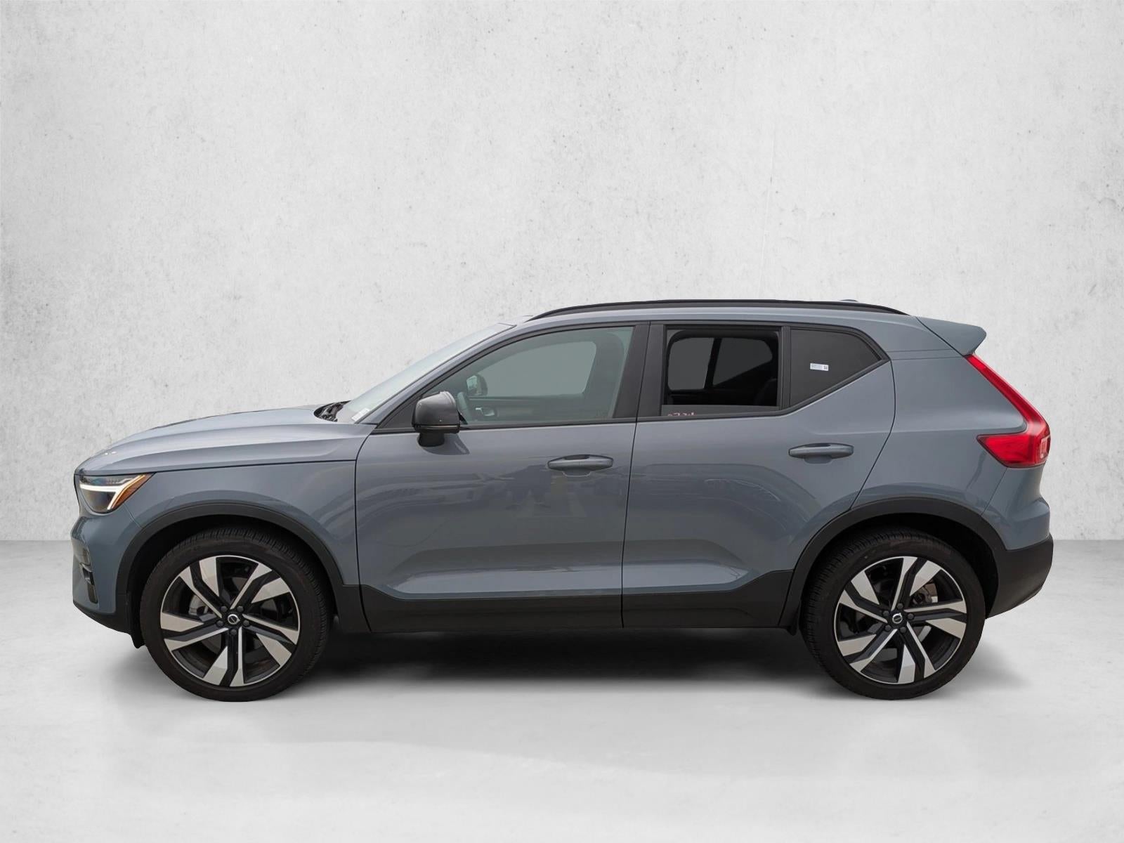 2023 Volvo XC40 B5 AWD Plus Dark Theme