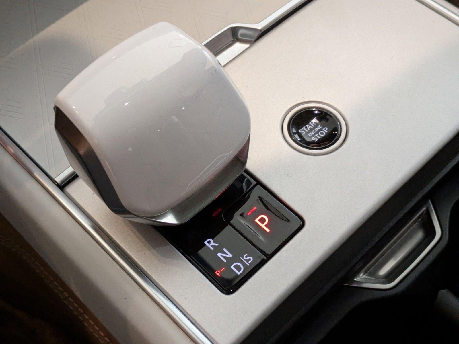 2025 Land Rover Range Rover P615 SV SWB