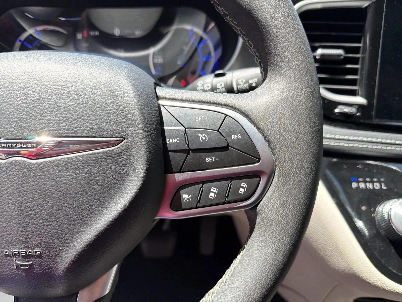 2023 Chrysler Pacifica Hybrid Touring L FWD