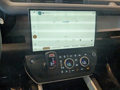 2026 Land Rover Defender 130 P400 X-Dynamic SE