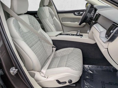 2022 Volvo XC60 B5 AWD Momentum