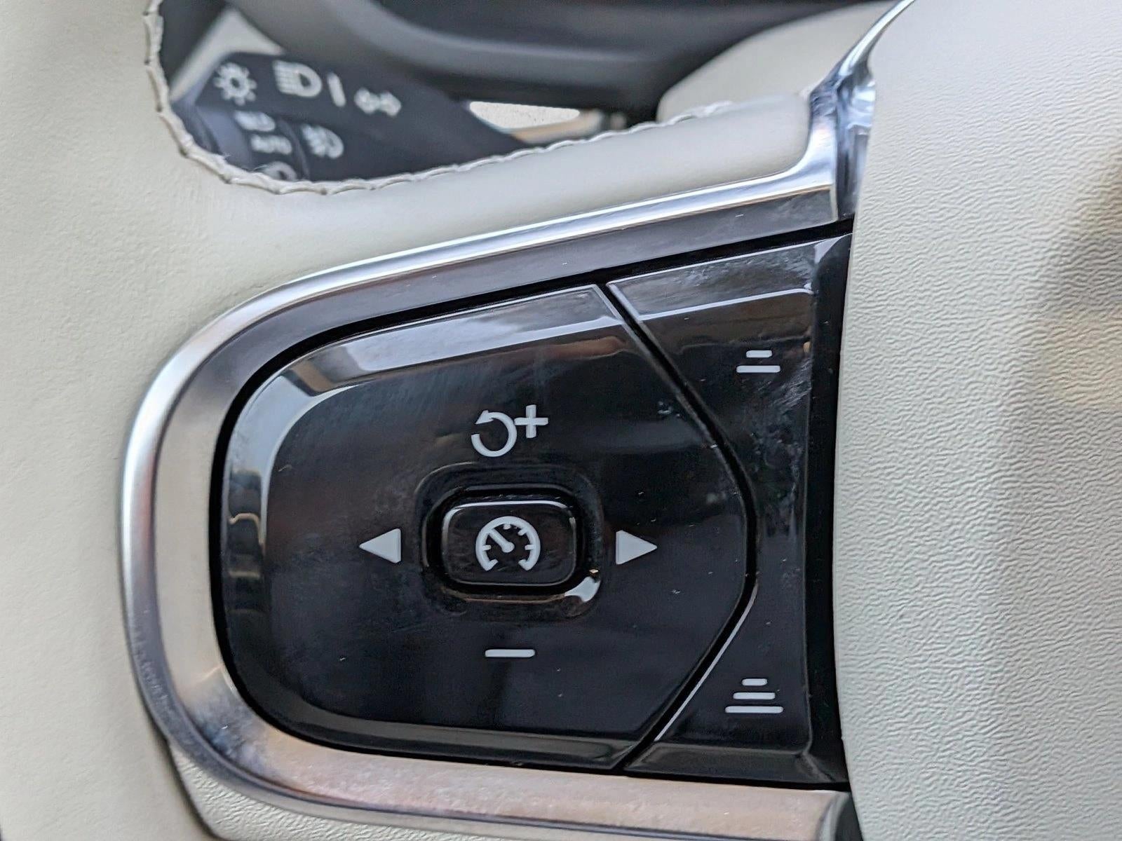 2024 Volvo XC60 Recharge Plug-In Hybrid Plus Dark Theme