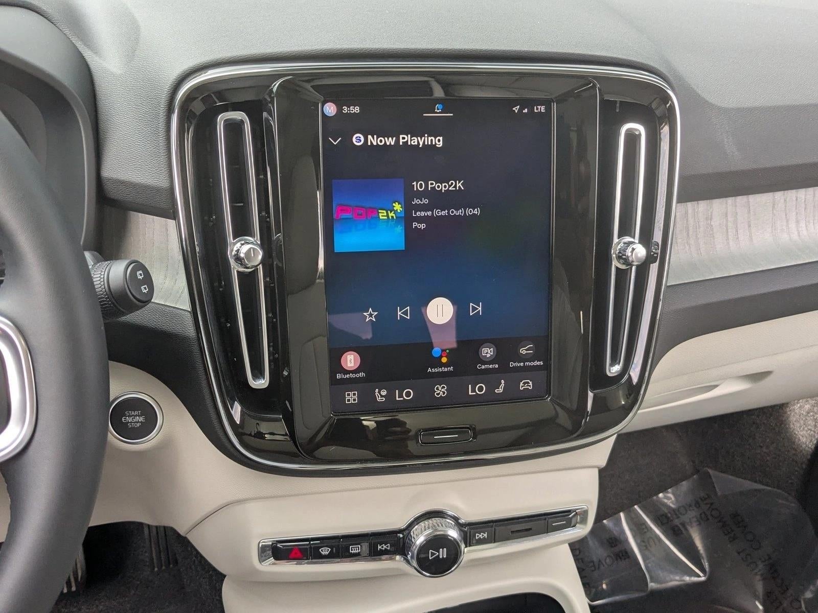 2025 Volvo XC40 Ultra Bright Theme