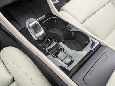 2025 Volvo XC40 Ultra Bright Theme