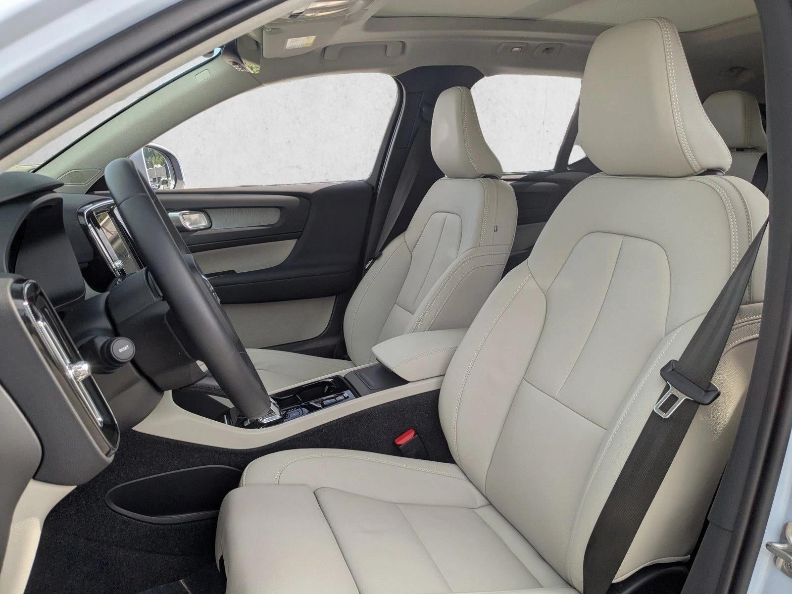 2025 Volvo XC40 Ultra Bright Theme
