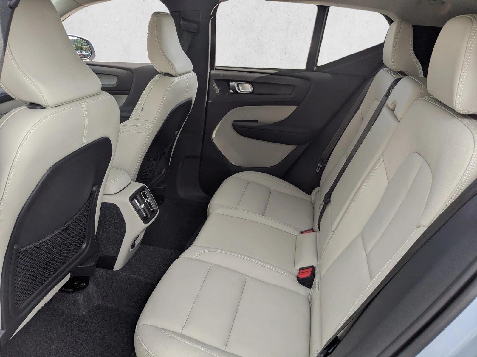 2025 Volvo XC40 Ultra Bright Theme