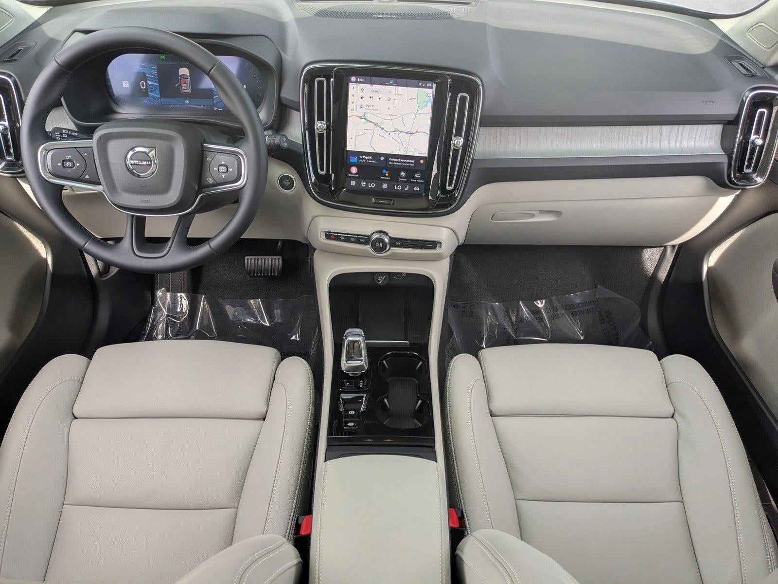2025 Volvo XC40 Ultra Bright Theme