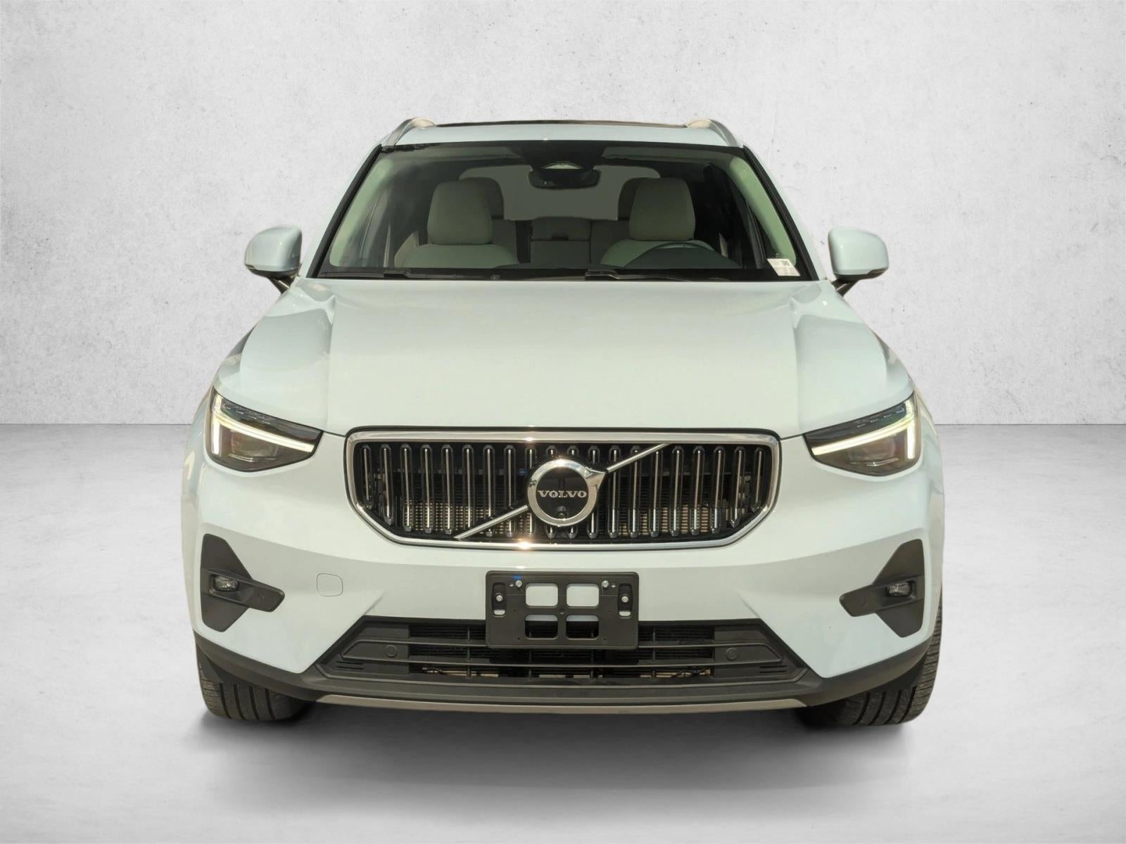 2025 Volvo XC40 Ultra Bright Theme
