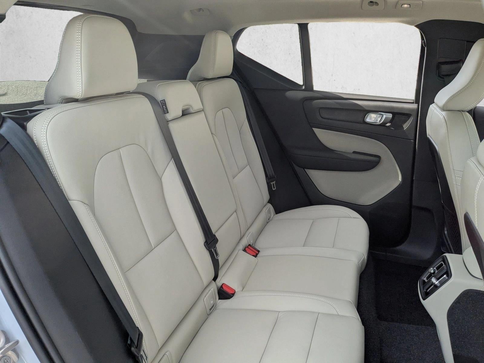2025 Volvo XC40 Ultra Bright Theme
