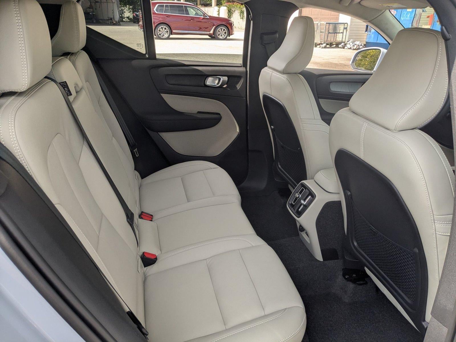 2025 Volvo XC40 Ultra Bright Theme