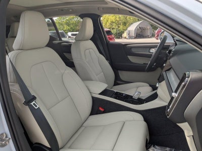 2025 Volvo XC40 Ultra Bright Theme