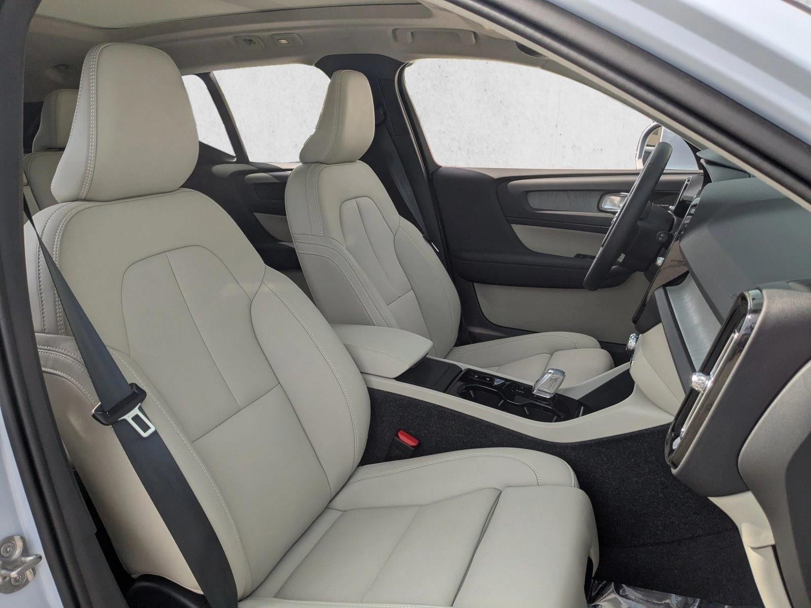 2025 Volvo XC40 Ultra Bright Theme