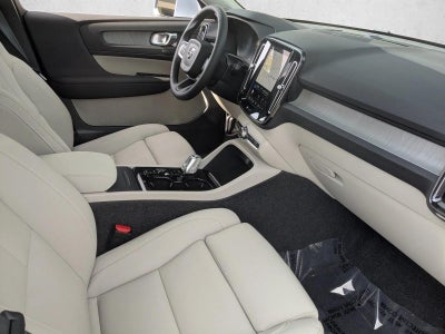 2025 Volvo XC40 Ultra Bright Theme