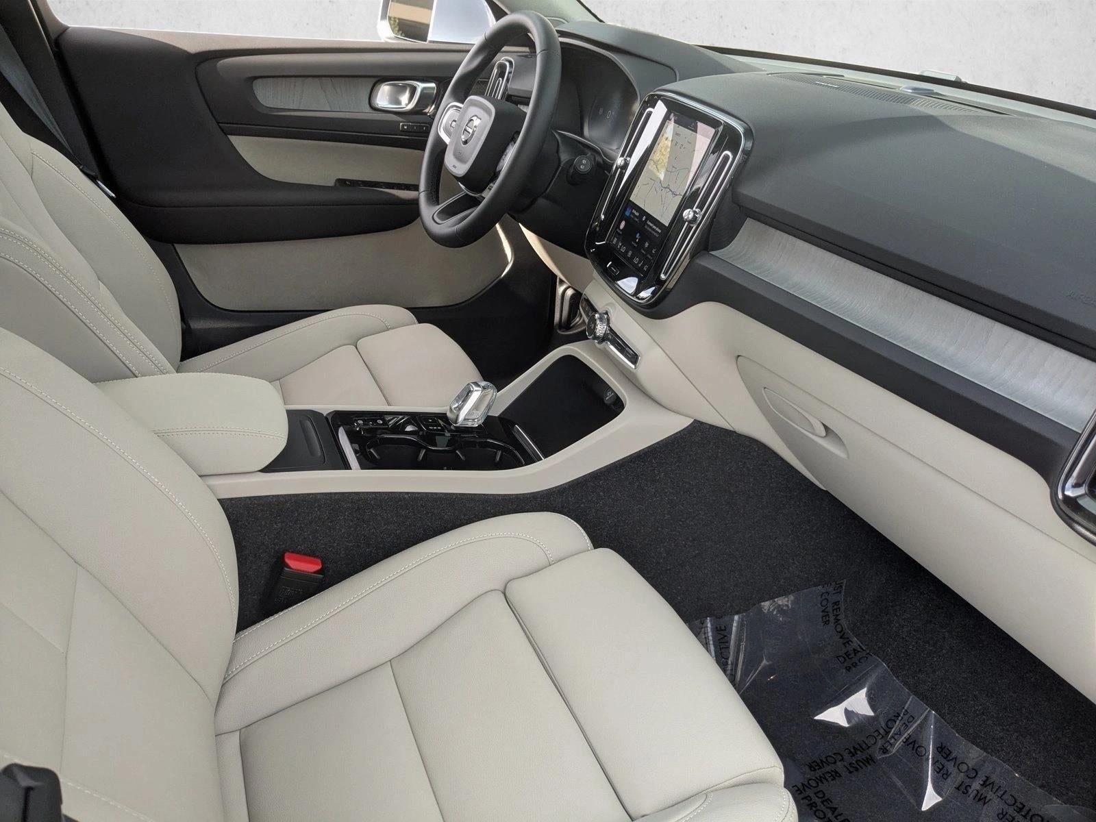 2025 Volvo XC40 Ultra Bright Theme