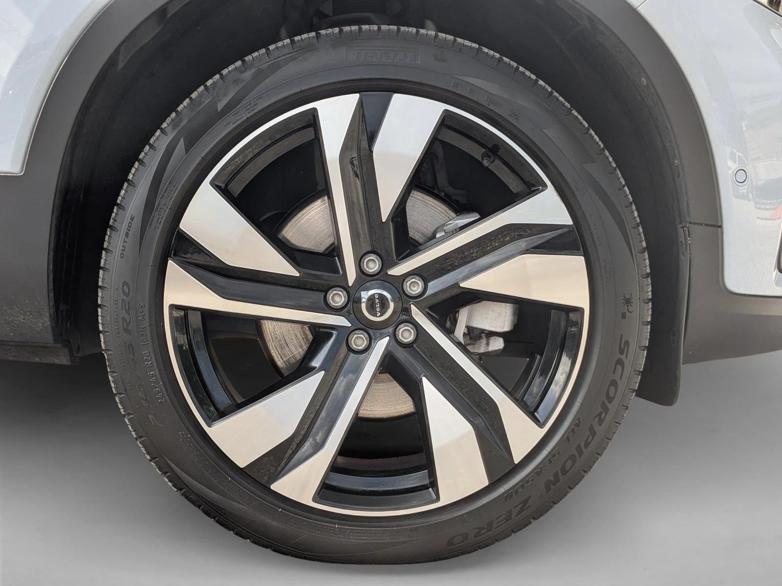 2025 Volvo XC40 Ultra Bright Theme