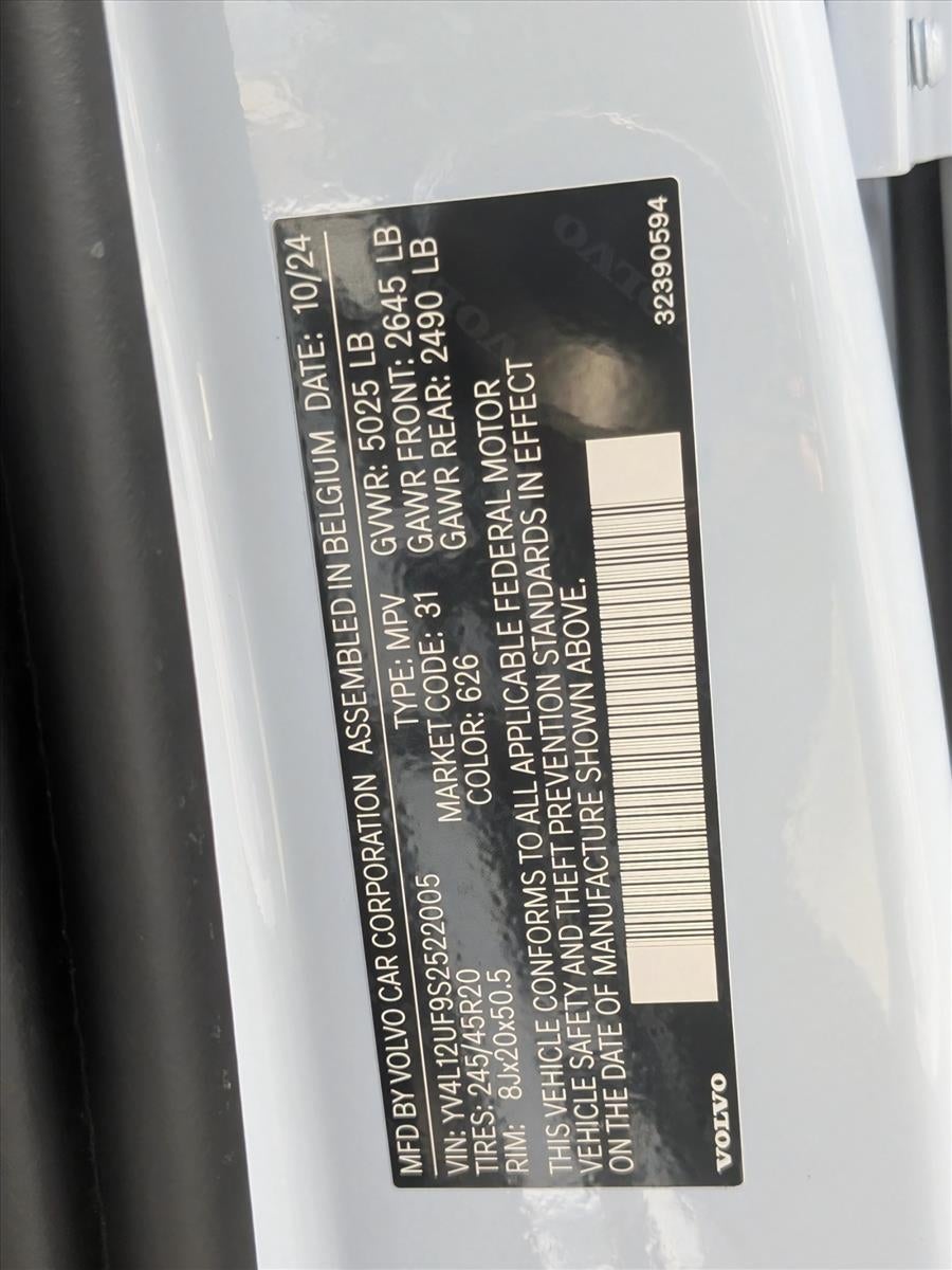 2025 Volvo XC40 Ultra Bright Theme