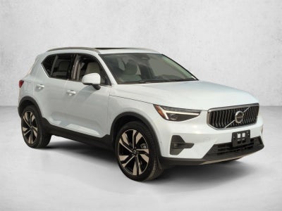 2025 Volvo XC40 Ultra Bright Theme