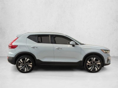 2025 Volvo XC40 Ultra Bright Theme