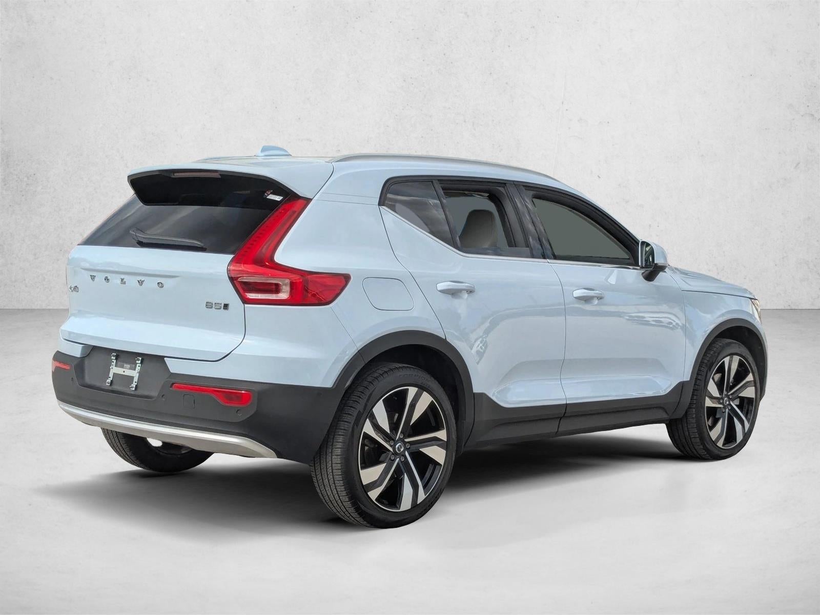 2025 Volvo XC40 Ultra Bright Theme