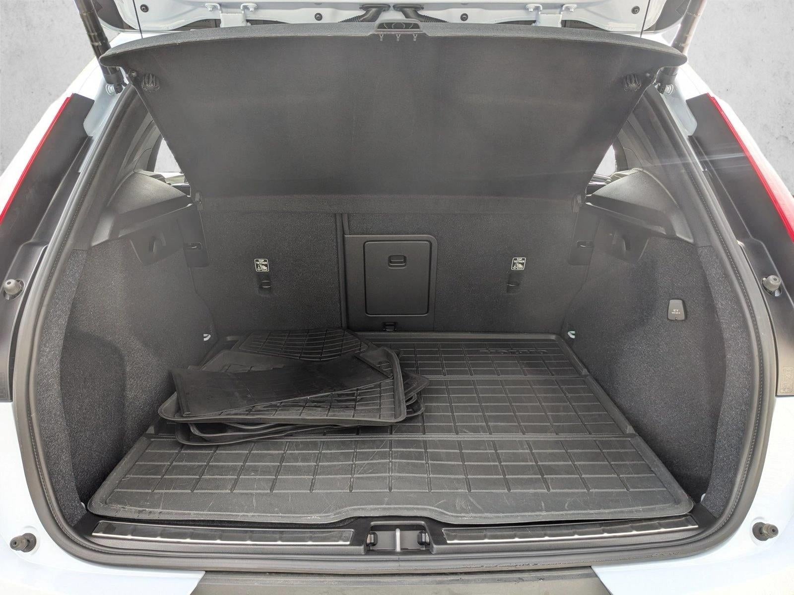 2025 Volvo XC40 Ultra Bright Theme