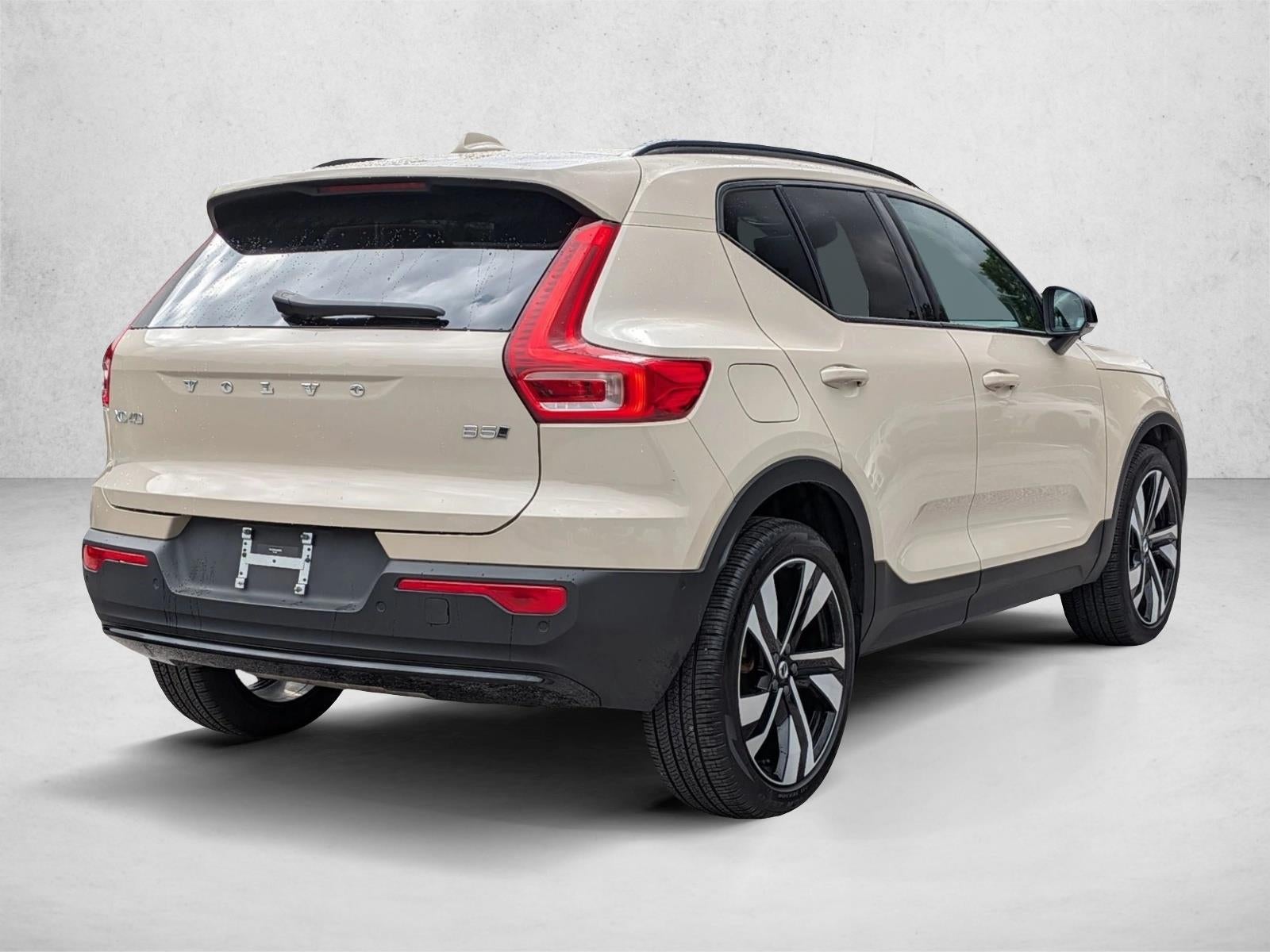 2025 Volvo XC40 B5 AWD Ultra Dark Theme