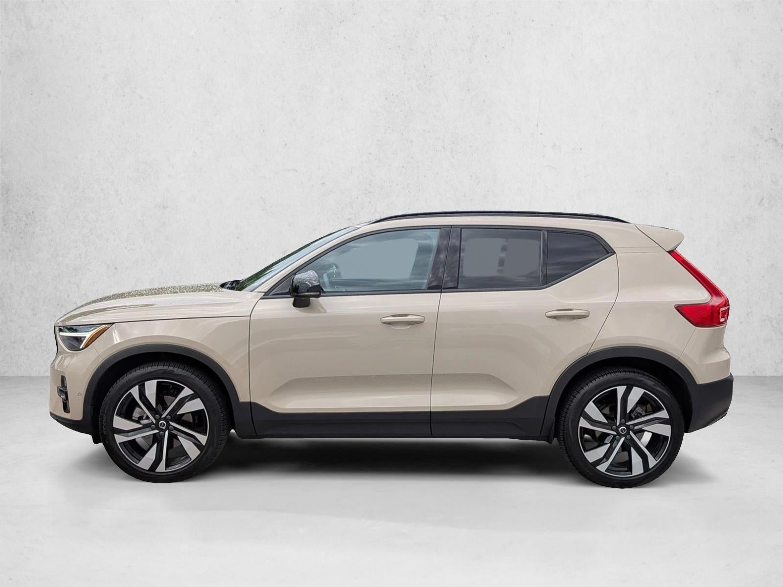 2025 Volvo XC40 B5 AWD Ultra Dark Theme