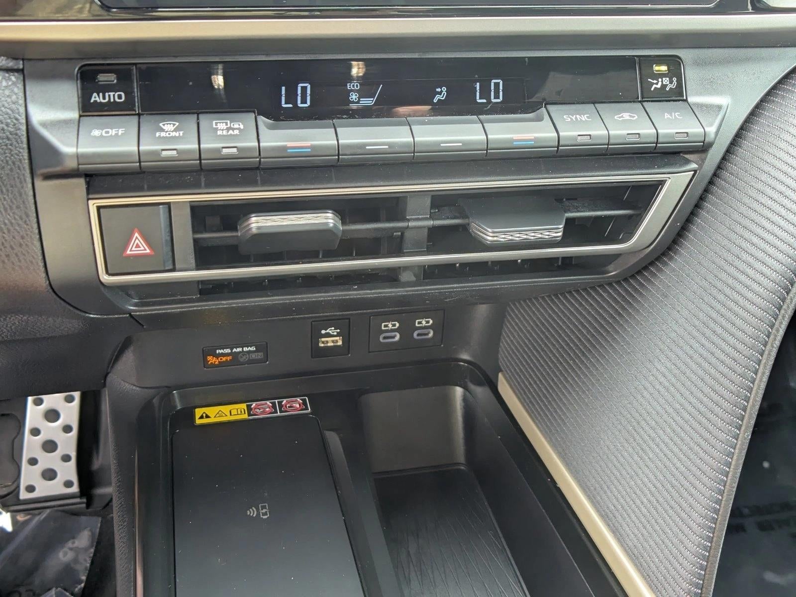 2025 Toyota Camry SE AWD (Natl)