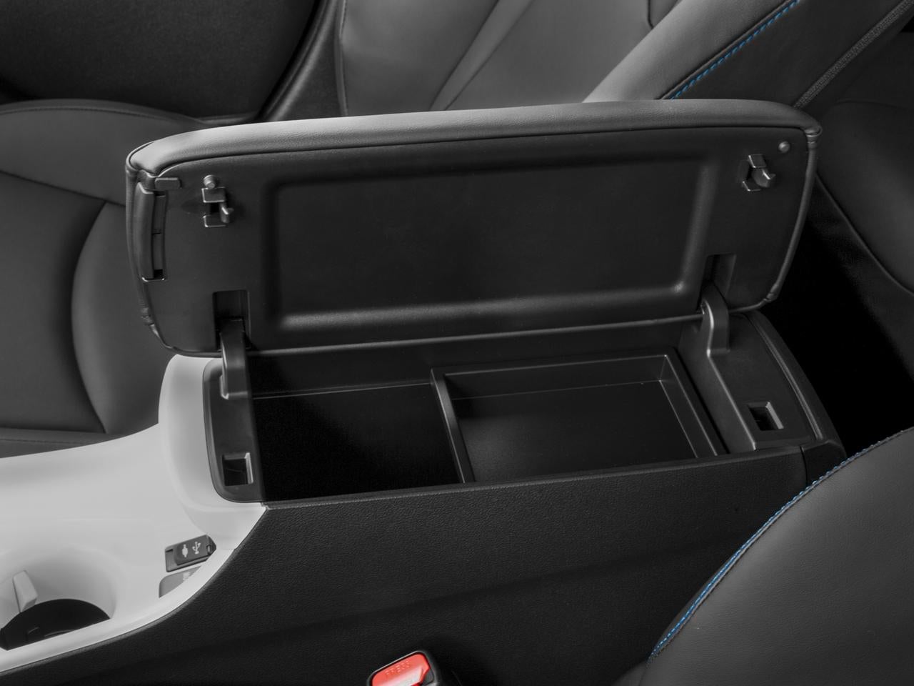 2017 Toyota Prius Three Touring (Natl)