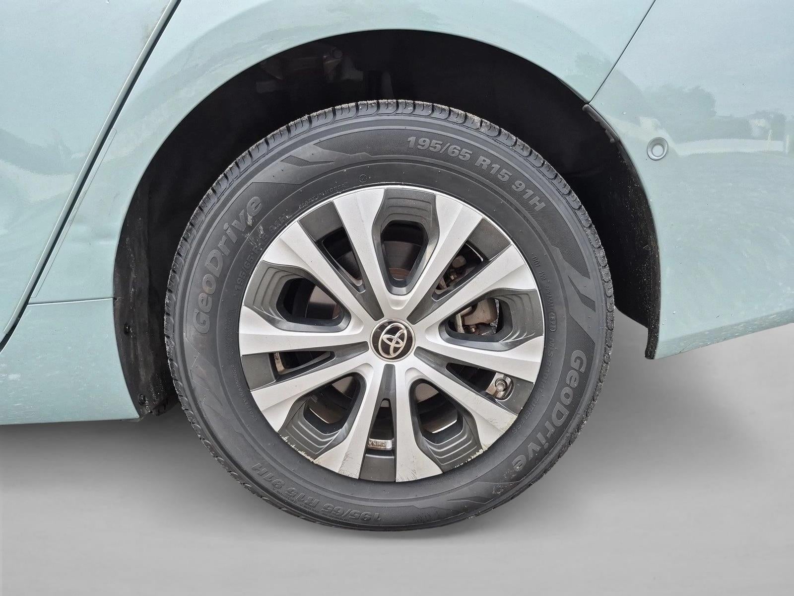 2019 Toyota Prius XLE AWD-e (Natl)
